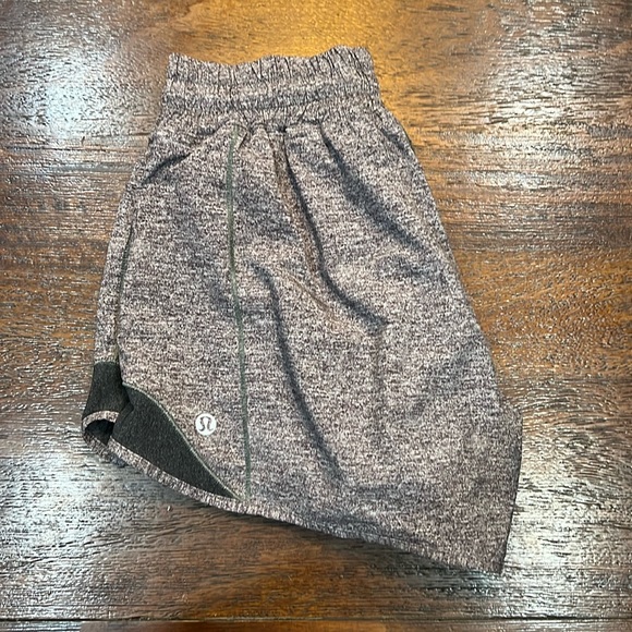 lululemon athletica Pants - 🪩Grey Lululemon Hotty Hots! Size 4! 4inch inseam! Like new!🪩